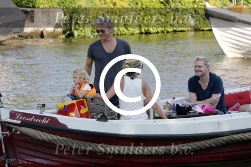 Vreeland 7 juli 2013
Wendy v Dijk en Erland Galjaard aan het varen op de vecht met hun dochter Lizzy Erland zijn dochter en vrienden.
Peter Smulders bv