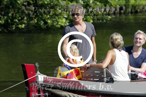 Vreeland 7 juli 2013
Wendy v Dijk en Erland Galjaard aan het varen op de vecht met hun dochter Lizzy Erland zijn dochter en vrienden.
Peter Smulders bv