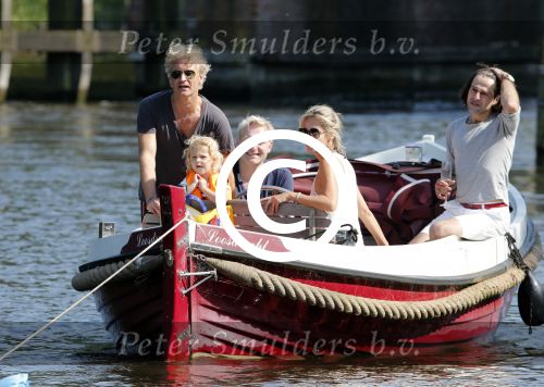Vreeland 7 juli 2013
Wendy v Dijk en Erland Galjaard aan het varen op de vecht met hun dochter Lizzy Erland zijn dochter en vrienden.
Peter Smulders bv