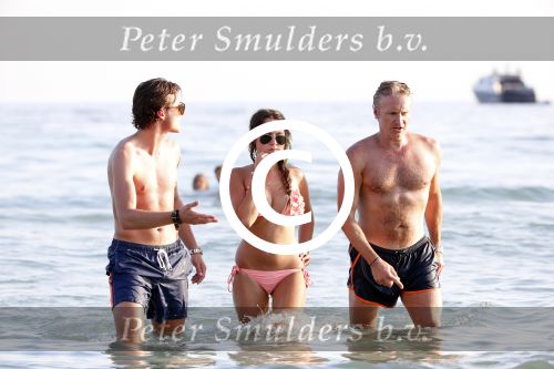 ibiza 17 juli 2013
Wendy Lizzy en Sem v Dijk en Erland Galjaard met zijn dochter Elena op het strand van Salinas. Ook de moeder van de Wendy was gezellig mee.
Peter Smulders bv