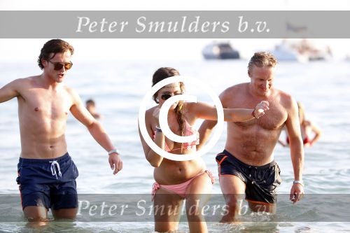 ibiza 17 juli 2013
Wendy Lizzy en Sem v Dijk en Erland Galjaard met zijn dochter Elena op het strand van Salinas. Ook de moeder van de Wendy was gezellig mee.
Peter Smulders bv