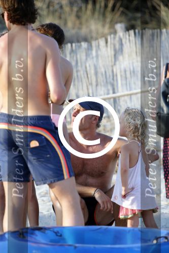 ibiza 17 juli 2013
Wendy Lizzy en Sem v Dijk en Erland Galjaard met zijn dochter Elena op het strand van Salinas. Ook de moeder van de Wendy was gezellig mee.
Peter Smulders bv