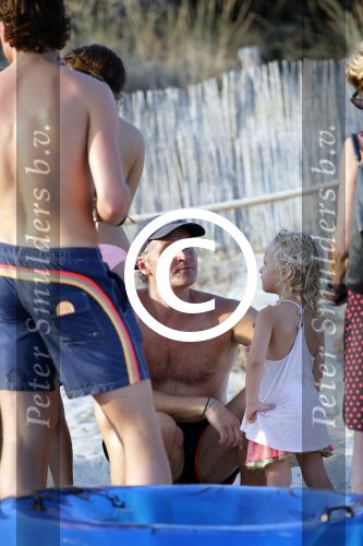 ibiza 17 juli 2013
Wendy Lizzy en Sem v Dijk en Erland Galjaard met zijn dochter Elena op het strand van Salinas. Ook de moeder van de Wendy was gezellig mee.
Peter Smulders bv