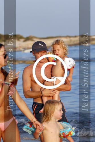 ibiza 17 juli 2013
Wendy Lizzy en Sem v Dijk en Erland Galjaard met zijn dochter Elena op het strand van Salinas. Ook de moeder van de Wendy was gezellig mee.
Peter Smulders bv