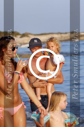 ibiza 17 juli 2013
Wendy Lizzy en Sem v Dijk en Erland Galjaard met zijn dochter Elena op het strand van Salinas. Ook de moeder van de Wendy was gezellig mee.
Peter Smulders bv