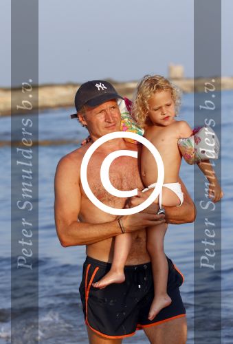 ibiza 17 juli 2013
Wendy Lizzy en Sem v Dijk en Erland Galjaard met zijn dochter Elena op het strand van Salinas. Ook de moeder van de Wendy was gezellig mee.
Peter Smulders bv