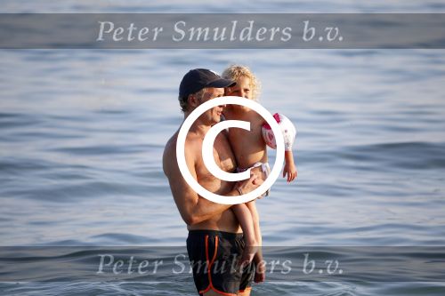 ibiza 17 juli 2013
Wendy Lizzy en Sem v Dijk en Erland Galjaard met zijn dochter Elena op het strand van Salinas. Ook de moeder van de Wendy was gezellig mee.
Peter Smulders bv