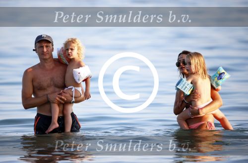 ibiza 17 juli 2013
Wendy Lizzy en Sem v Dijk en Erland Galjaard met zijn dochter Elena op het strand van Salinas. Ook de moeder van de Wendy was gezellig mee.
Peter Smulders bv