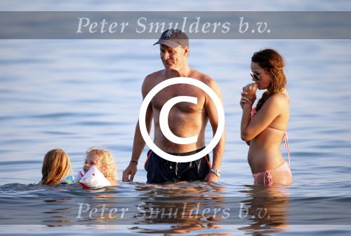 ibiza 17 juli 2013
Wendy Lizzy en Sem v Dijk en Erland Galjaard met zijn dochter Elena op het strand van Salinas. Ook de moeder van de Wendy was gezellig mee.
Peter Smulders bv