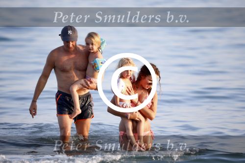 ibiza 17 juli 2013
Wendy Lizzy en Sem v Dijk en Erland Galjaard met zijn dochter Elena op het strand van Salinas. Ook de moeder van de Wendy was gezellig mee.
Peter Smulders bv