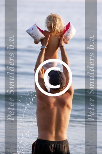 ibiza 17 juli 2013
Wendy Lizzy en Sem v Dijk en Erland Galjaard met zijn dochter Elena op het strand van Salinas. Ook de moeder van de Wendy was gezellig mee.
Peter Smulders bv