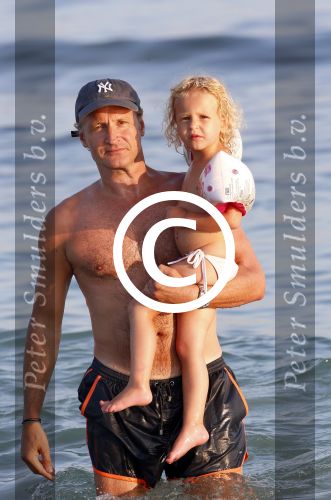 ibiza 17 juli 2013
Wendy Lizzy en Sem v Dijk en Erland Galjaard met zijn dochter Elena op het strand van Salinas. Ook de moeder van de Wendy was gezellig mee.
Peter Smulders bv