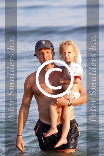 ibiza 17 juli 2013
Wendy Lizzy en Sem v Dijk en Erland Galjaard met zijn dochter Elena op het strand van Salinas. Ook de moeder van de Wendy was gezellig mee.
Peter Smulders bv