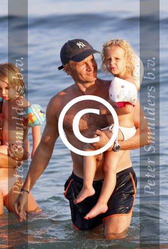 ibiza 17 juli 2013
Wendy Lizzy en Sem v Dijk en Erland Galjaard met zijn dochter Elena op het strand van Salinas. Ook de moeder van de Wendy was gezellig mee.
Peter Smulders bv