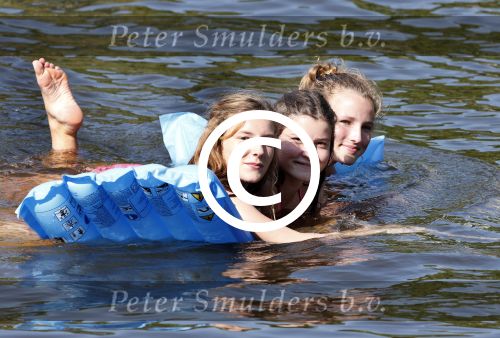 Vreeland 7 juli 2013
Wendy v Dijk en Erland Galjaard aan het varen op de vecht met hun dochter Lizzy Erland zijn dochter en vrienden.
Peter Smulders bv