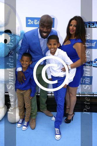 AMSTERDAM - Bij PathÃ© ArenA is de filmpremiÃ¨re De Smurfen II. Met op de foto  Fernando Halman met partner en kinderen.