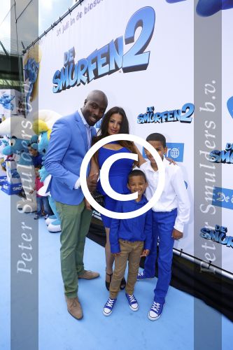 AMSTERDAM - Bij PathÃ© ArenA is de filmpremiÃ¨re De Smurfen II. Met op de foto  Fernando Halman met partner en kinderen.
