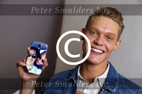 Amsterdam 27 juni 2013
Gift suite in hotel the Grand. Ferry Doedens met telefoonhoesje met foto van hem met vriend eropo
Peter Smulders bv