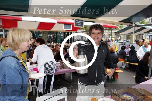Amsterdam 1 juli 2013
Prominenten serveren 1 juli Keti Koti Ontbijt bij herdenking slavernijverleden op het Leidse Plein. Frank Lammers
Peter Smulders bv