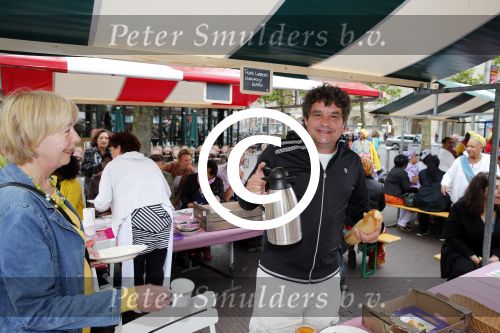 Amsterdam 1 juli 2013
Prominenten serveren 1 juli Keti Koti Ontbijt bij herdenking slavernijverleden op het Leidse Plein. Frank Lammers
Peter Smulders bv