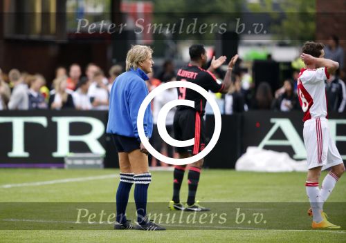 Amsterdam 3 juli 2013
Sjaak Swart 75 jaar . Hij viert dat met een wedstrijd met oud ajax spelers in het Olympisch stadion. Frans Derks
Peter Smulders bv