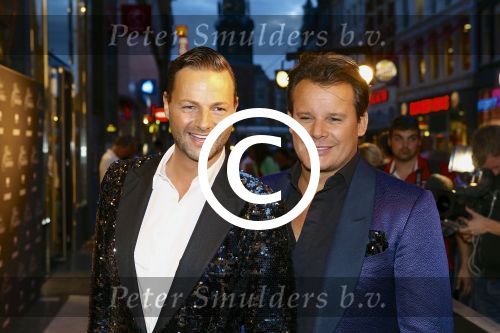 AMSTERDAM - Bij het Tuschinski Theater is de premiere van Behind the Candelabra. Met op de rode loper  Fred v Leer en Leco v Zadelhoff