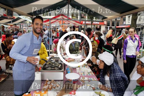 Amsterdam 1 juli 2013
Prominenten serveren 1 juli Keti Koti Ontbijt bij herdenking slavernijverleden op het Leidse Plein. Freek bartels
Peter Smulders bv