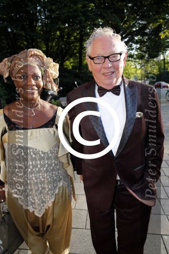 Amsterdam 25 juni 2013
Premiere Tula the Revolt in het tropenmuseum. Gerda Havertong met man
Peter Smulders bv