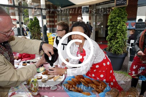 Amsterdam 1 juli 2013
Prominenten serveren 1 juli Keti Koti Ontbijt bij herdenking slavernijverleden op het Leidse Plein. Gerdi Verbeet
Peter Smulders bv