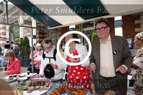 Amsterdam 1 juli 2013
Prominenten serveren 1 juli Keti Koti Ontbijt bij herdenking slavernijverleden op het Leidse Plein. Gerdi Verbeet
Peter Smulders bv