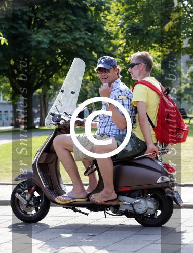 Amsterdam 22 juli 2013
Gijs Staverman met een vriend op zijn vespa scooter.
Peter Smulders bv
