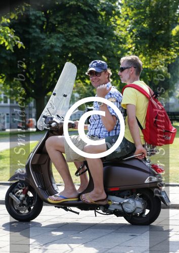 Amsterdam 22 juli 2013
Gijs Staverman met een vriend op zijn vespa scooter.
Peter Smulders bv