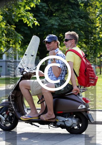 Amsterdam 22 juli 2013
Gijs Staverman met een vriend op zijn vespa scooter.
Peter Smulders bv