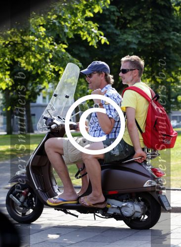 Amsterdam 22 juli 2013
Gijs Staverman met een vriend op zijn vespa scooter.
Peter Smulders bv