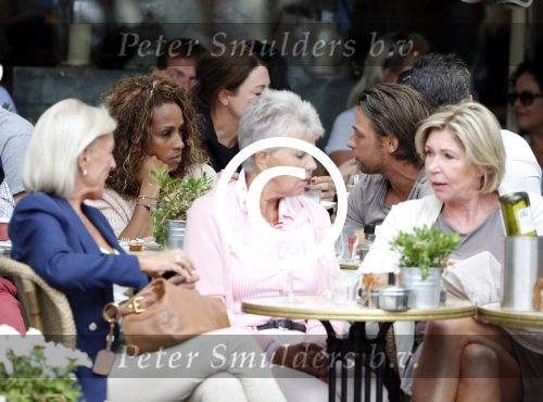 Amsterdam 9 augustus 2013
Glennis Grace met Nick ( vriend Roxeanne Hazes ) op terras bij Joffers. Nick is makelaar en gaat voor Glennis nieuwe woonruimte zoeken.
Peter Smulders bv