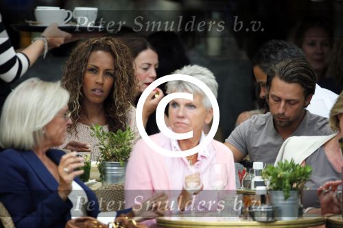 Amsterdam 9 augustus 2013
Glennis Grace met Nick ( vriend Roxeanne Hazes ) op terras bij Joffers. Nick is makelaar en gaat voor Glennis nieuwe woonruimte zoeken.
Peter Smulders bv