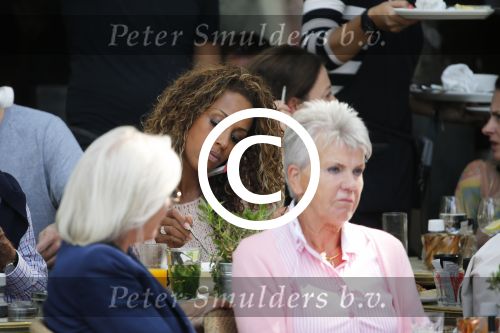 Amsterdam 9 augustus 2013
Glennis Grace met Nick ( vriend Roxeanne Hazes ) op terras bij Joffers. Nick is makelaar en gaat voor Glennis nieuwe woonruimte zoeken.
Peter Smulders bv