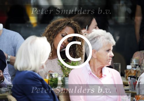 Amsterdam 9 augustus 2013
Glennis Grace met Nick ( vriend Roxeanne Hazes ) op terras bij Joffers. Nick is makelaar en gaat voor Glennis nieuwe woonruimte zoeken.
Peter Smulders bv