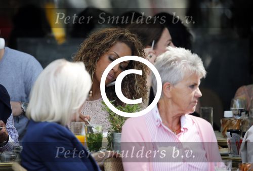 Amsterdam 9 augustus 2013
Glennis Grace met Nick ( vriend Roxeanne Hazes ) op terras bij Joffers. Nick is makelaar en gaat voor Glennis nieuwe woonruimte zoeken.
Peter Smulders bv