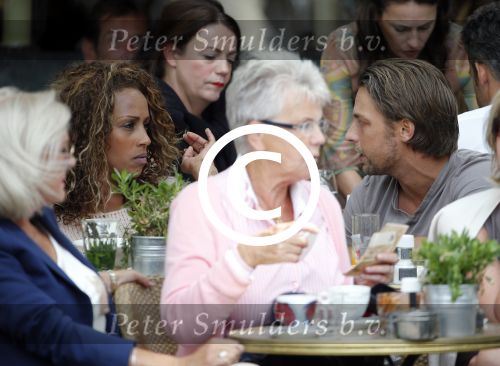 Amsterdam 9 augustus 2013
Glennis Grace met Nick ( vriend Roxeanne Hazes ) op terras bij Joffers. Nick is makelaar en gaat voor Glennis nieuwe woonruimte zoeken.
Peter Smulders bv