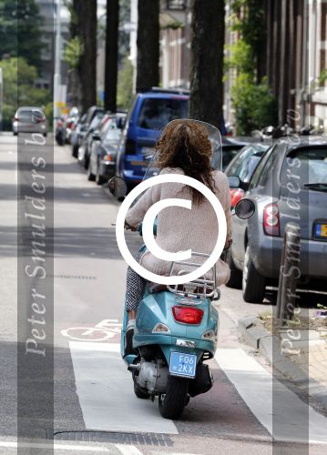 Amsterdam 9 augustus 2013
Glennis Grace op haar Vespa scooter in Amsterdam zuid. 
Peter Smulders bv