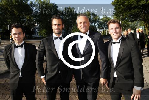 Amsterdam 25 juni 2013
Premiere Tula the Revolt in het tropenmuseum. Gordon met vrienden
Peter Smulders bv