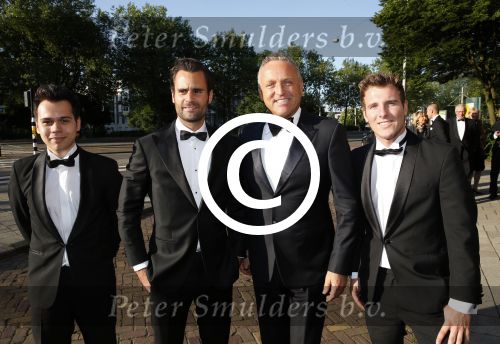 Amsterdam 25 juni 2013
Premiere Tula the Revolt in het tropenmuseum. Gordon met vrienden
Peter Smulders bv