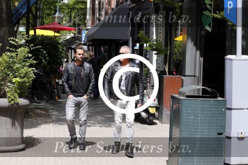 Amsterdam 25 juni 2013
Gordon met een vriend op de cornelis schuytstraat.
Peter Smulders bv