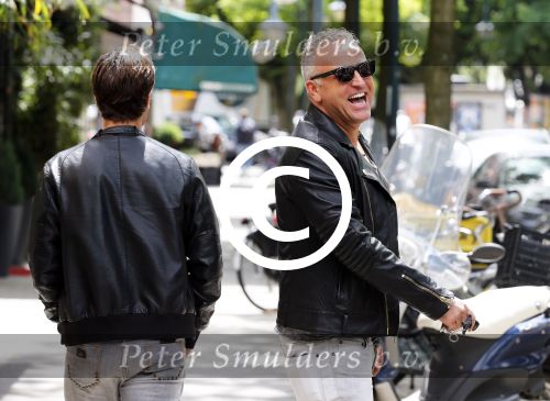 Amsterdam 25 juni 2013
Gordon met een vriend op de cornelis schuytstraat.
Peter Smulders bv