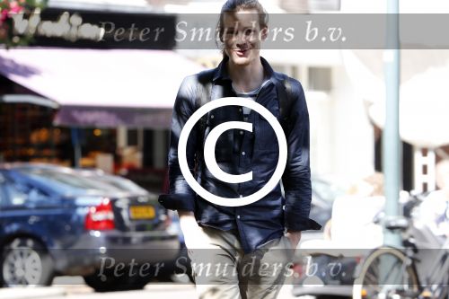 Amsterdam 25 juni 2013
Guido Spek met een kennis op de cornelis schuytstraat.
Peter Smulders bv