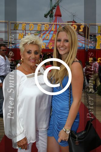 Amsterdam, 5 Augustus 2013
Premiere Circus Herman Renz
Hanny Veerman met haar kleindochter Jamie v Merkensteijn
Foto Peter Smulders BV