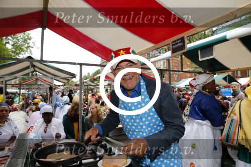 Amsterdam 1 juli 2013
Prominenten serveren 1 juli Keti Koti Ontbijt bij herdenking slavernijverleden op het Leidse Plein. Hans Dagelet
Peter Smulders bv