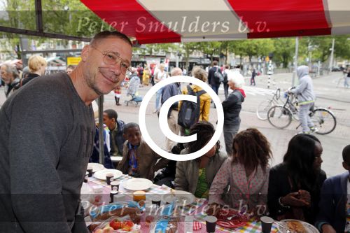 Amsterdam 1 juli 2013
Prominenten serveren 1 juli Keti Koti Ontbijt bij herdenking slavernijverleden op het Leidse Plein. Hans Kesting
Peter Smulders bv