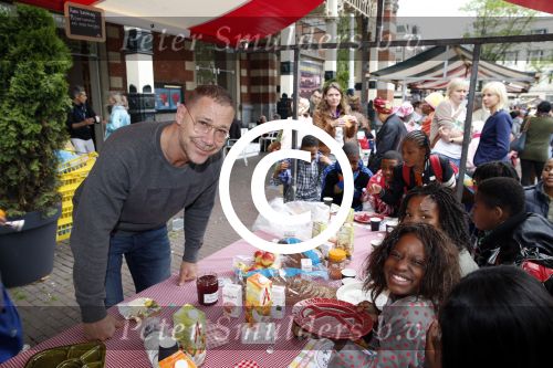Amsterdam 1 juli 2013
Prominenten serveren 1 juli Keti Koti Ontbijt bij herdenking slavernijverleden op het Leidse Plein. Hans Kesting
Peter Smulders bv